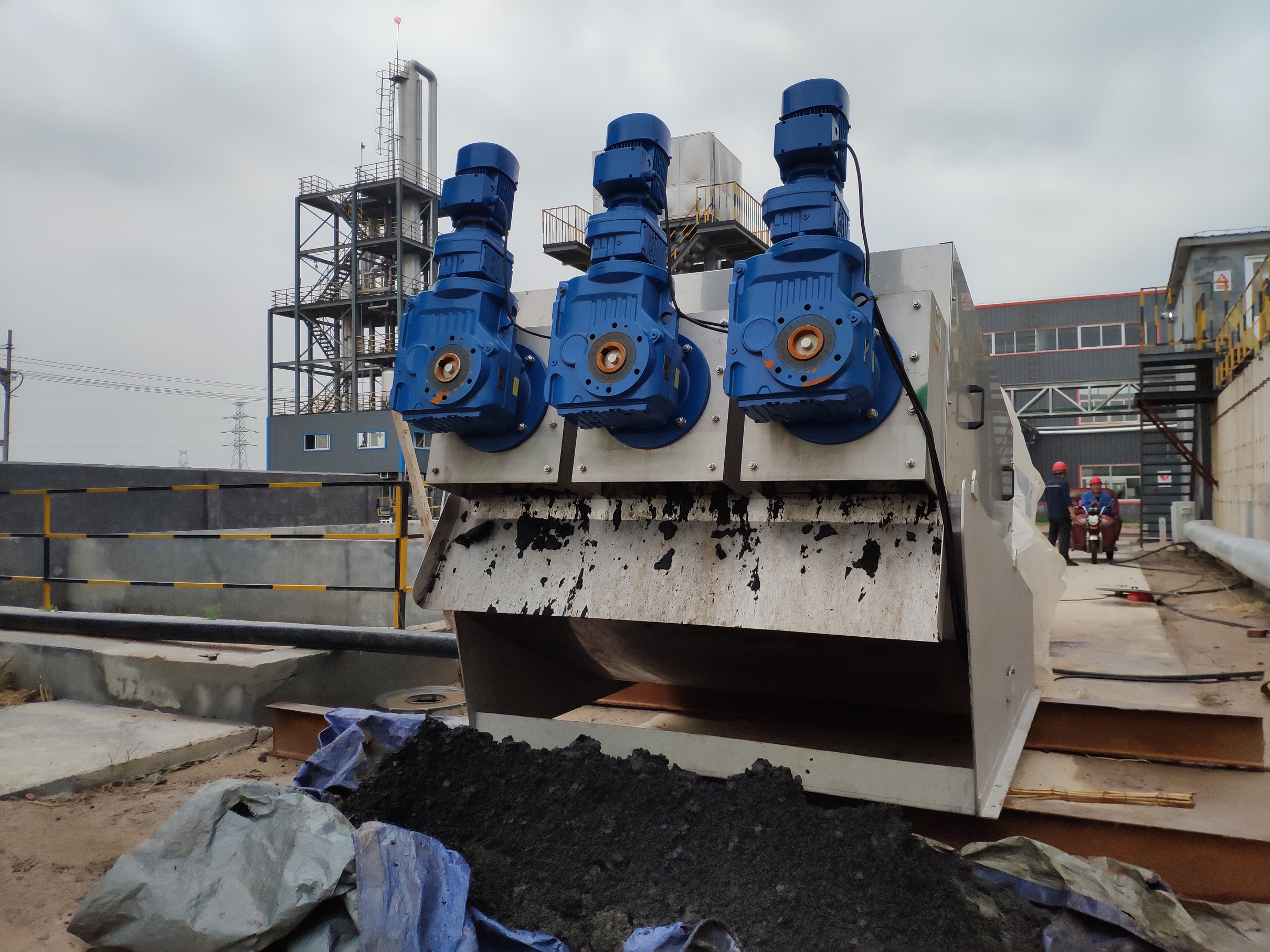 如何調節(jié)疊螺式污泥脫水機